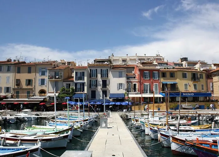Cassis Et Ses Merveilleuses Calanques